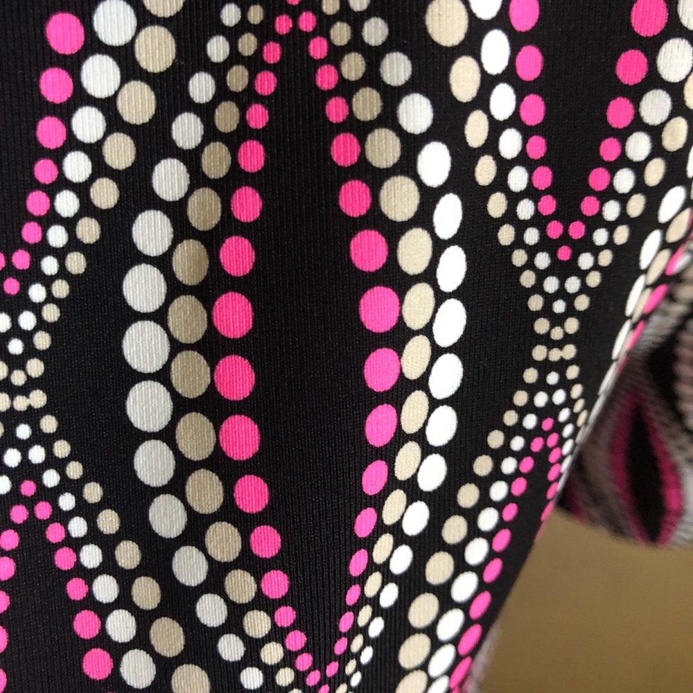 Lulu-B Black and Pink Neutral Dot Geometric Top Like New in 1X - Picture 3 of 6